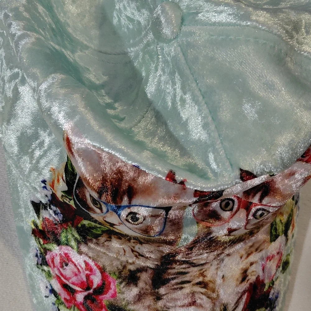 Adorable Velvet Cat Cap with Floral Design - Picture 6 of 7